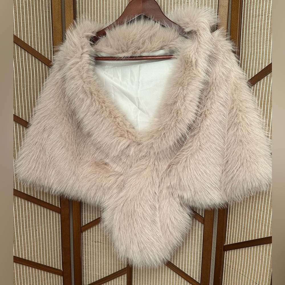 JJ’s House NWOT Faux Fur Special Occasion Shawl in Apricot